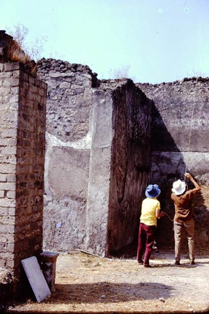I.15.3 Pompeii. 1974. West side of peristyle, with room 8, ala on west side of entrance, without a roof. Photo by Stanley A. Jashemski.   
Source: The Wilhelmina and Stanley A. Jashemski archive in the University of Maryland Library, Special Collections (See collection page) and made available under the Creative Commons Attribution-Non Commercial License v.4. See Licence and use details.
J74f0450