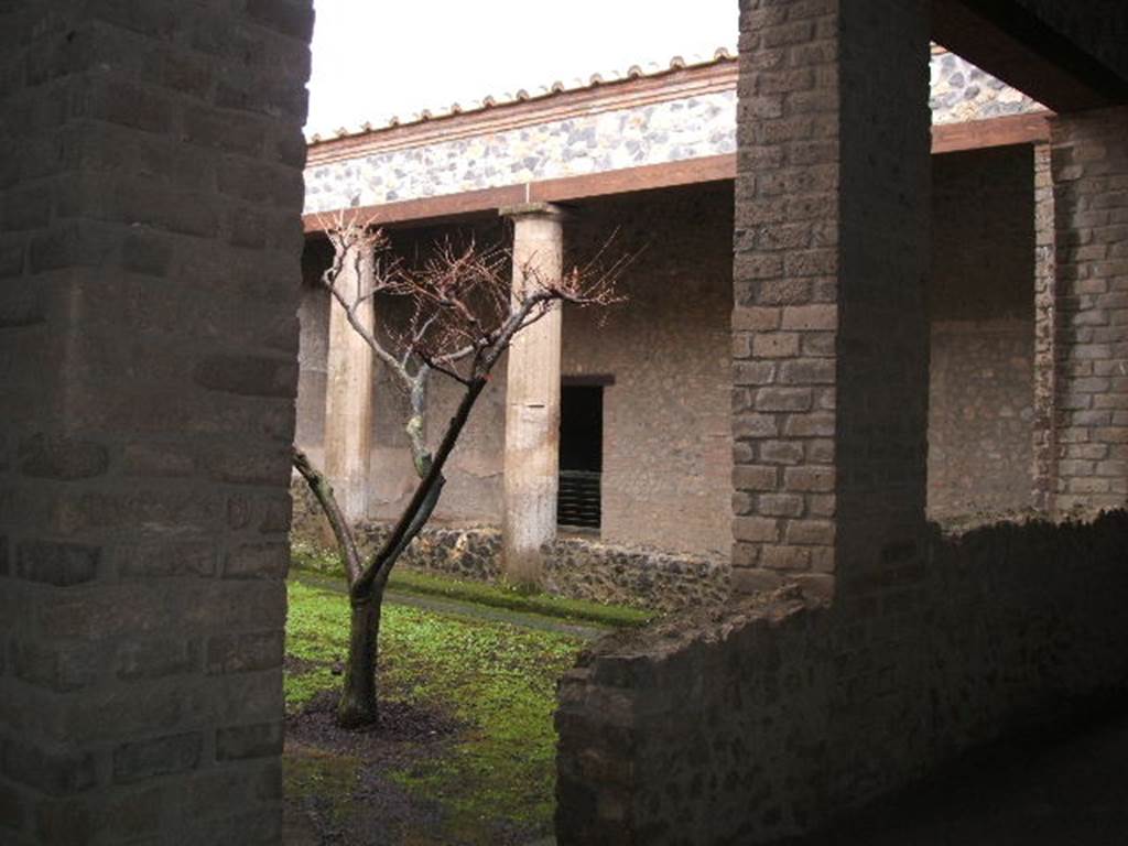 I.15.3 Pompeii. December 2004. Looking south-east across peristyle 13, from near entrance.