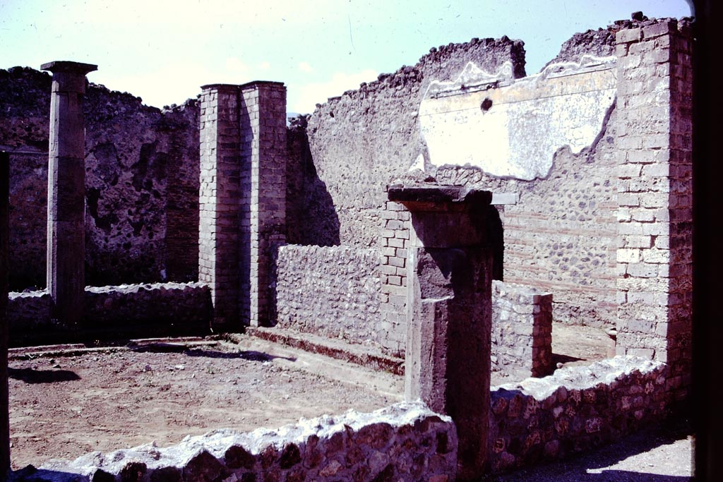 I.15.3 Pompeii, 1978. Looking south-west across peristyle 13 from north portico. Photo by Stanley A. Jashemski.   
Source: The Wilhelmina and Stanley A. Jashemski archive in the University of Maryland Library, Special Collections (See collection page) and made available under the Creative Commons Attribution-Non-Commercial License v.4. See Licence and use details.
J78f0206