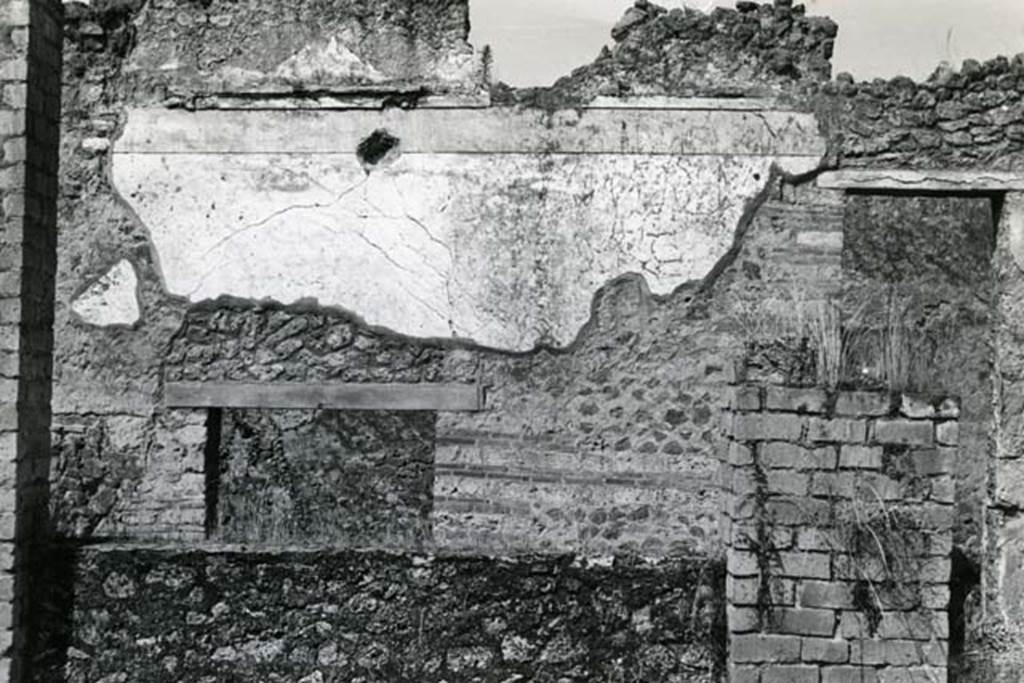 I.15.3 Pompeii. 1972. House of Ship Europa, Peristyle 13, W wall.  Photo courtesy of Anne Laidlaw.
American Academy in Rome, Photographic Archive. Laidlaw collection _P_72_15_11.