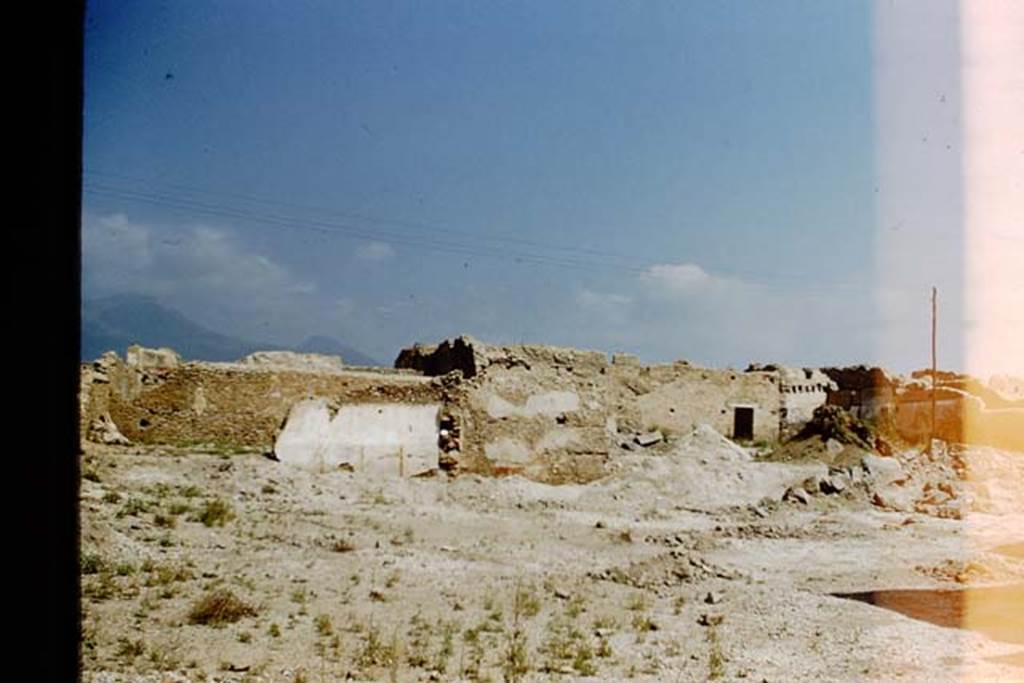 I.16.2 Pompeii. 1959. Looking north across garden from near the excavation at the south end, to rear wall of house. Photo by Stanley A. Jashemski.
Source: The Wilhelmina and Stanley A. Jashemski archive in the University of Maryland Library, Special Collections (See collection page) and made available under the Creative Commons Attribution-Non Commercial License v.4. See Licence and use details.
J59f0240