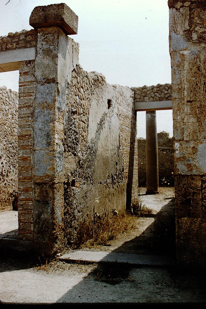 I.16.2 Pompeii. 1959. Entrance doorway, looking south. Photo by Stanley A. Jashemski.
Source: The Wilhelmina and Stanley A. Jashemski archive in the University of Maryland Library, Special Collections (See collection page) and made available under the Creative Commons Attribution-Non Commercial License v.4. See Licence and use details.
J59f0466