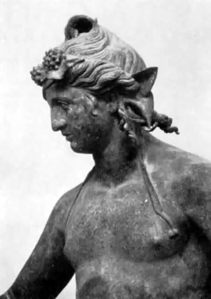I.16.2, Pompeii. Detail of bronze statue of a young Bacchus.
See Elia, O., 1961. Bacco Fanciullo e Dioniso Chtonio a Pompei: Bollettino d’Arte 1961, Fasc. I-II, (p.2, fig.3).