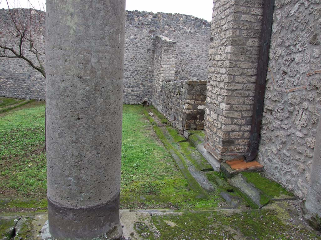 I.16.2 Pompeii. December 2007. Pseudoperistyle. Garden and entrance to large triclinium on west side of peristyle.
