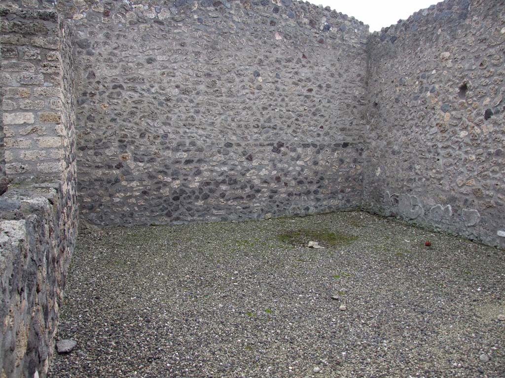 I.16.2 Pompeii. December 2007. Large triclinium on west side of peristyle, looking south.