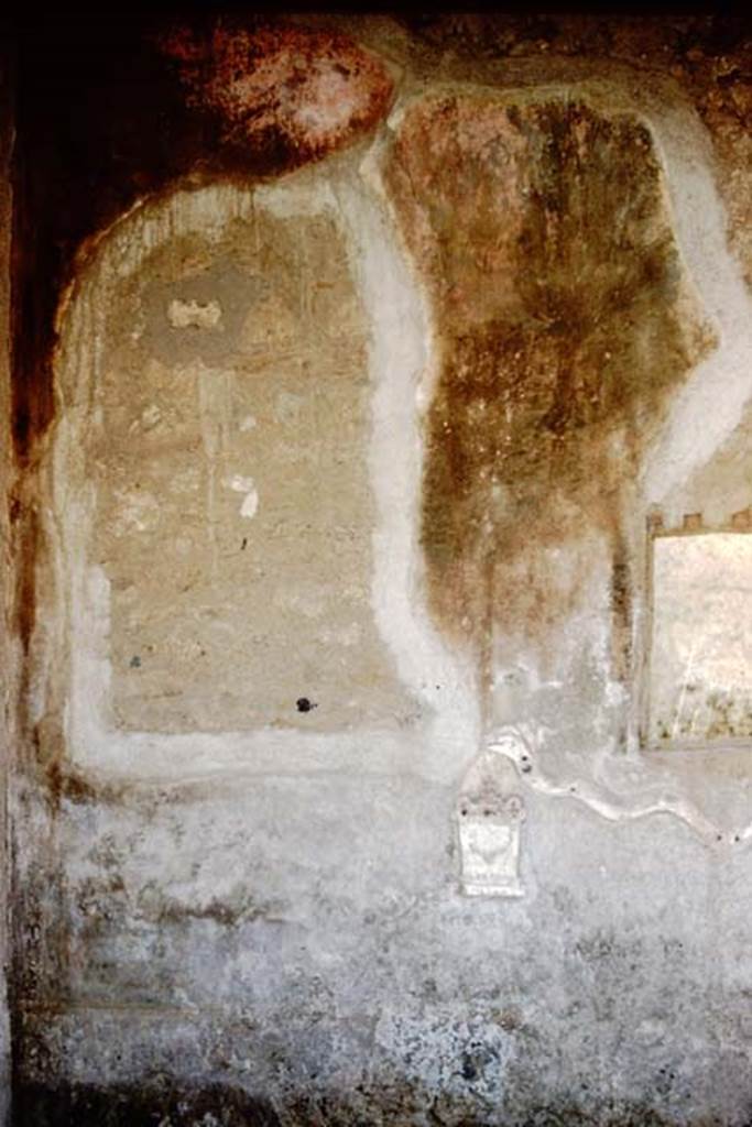 I.16.3 Pompeii. 1961. Painted decoration on south wall. Photo by Stanley A. Jashemski.
Source: The Wilhelmina and Stanley A. Jashemski archive in the University of Maryland Library, Special Collections (See collection page) and made available under the Creative Commons Attribution-Non Commercial License v.4. See Licence and use details.
J61f0313