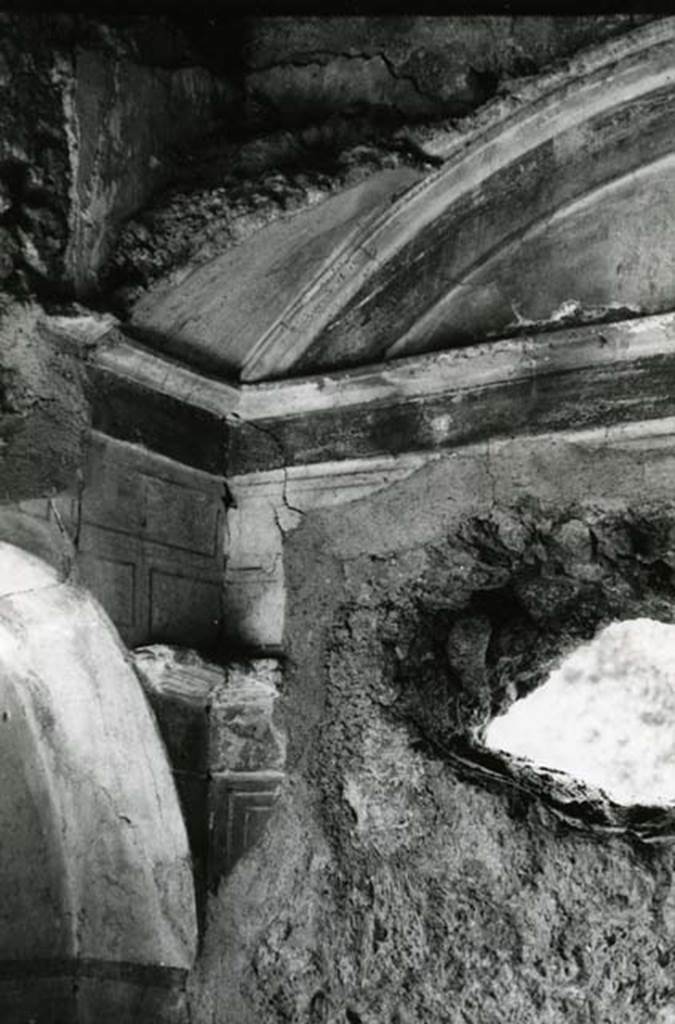 I.17.2 Pompeii. 1975. 
Shop House, cubiculum right, W of entrance, SW corner with lunette. Photo courtesy of Anne Laidlaw.
American Academy in Rome, Photographic Archive. Laidlaw collection _P_75_5_26.
On the south wall, left, is an arched niche.