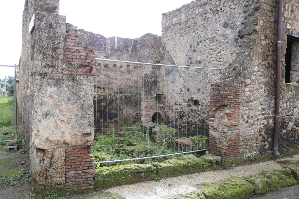 I.17.3 Pompeii. December 2018. Looking south-west across shop from entrance doorway on Via di Castricio. 
On the left is the unnamed roadway between I.16 and I.17.  Photo courtesy of Aude Durand.