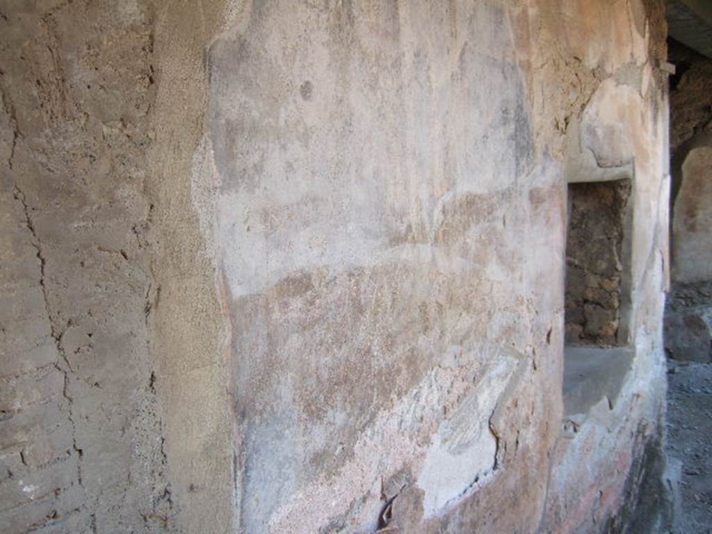 I.17.4 Pompeii.  May 2006. South wall of peristyle garden with window looking out from triclinium.