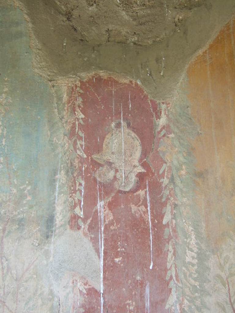 I.17.4 Pompeii.  May 2006. Painted helmet on north wall of peristyle garden.  See Bragantini, de Vos, Badoni, 1981. Pitture e Pavimenti di Pompei, Parte 1. Rome: ICCD. (p.204).