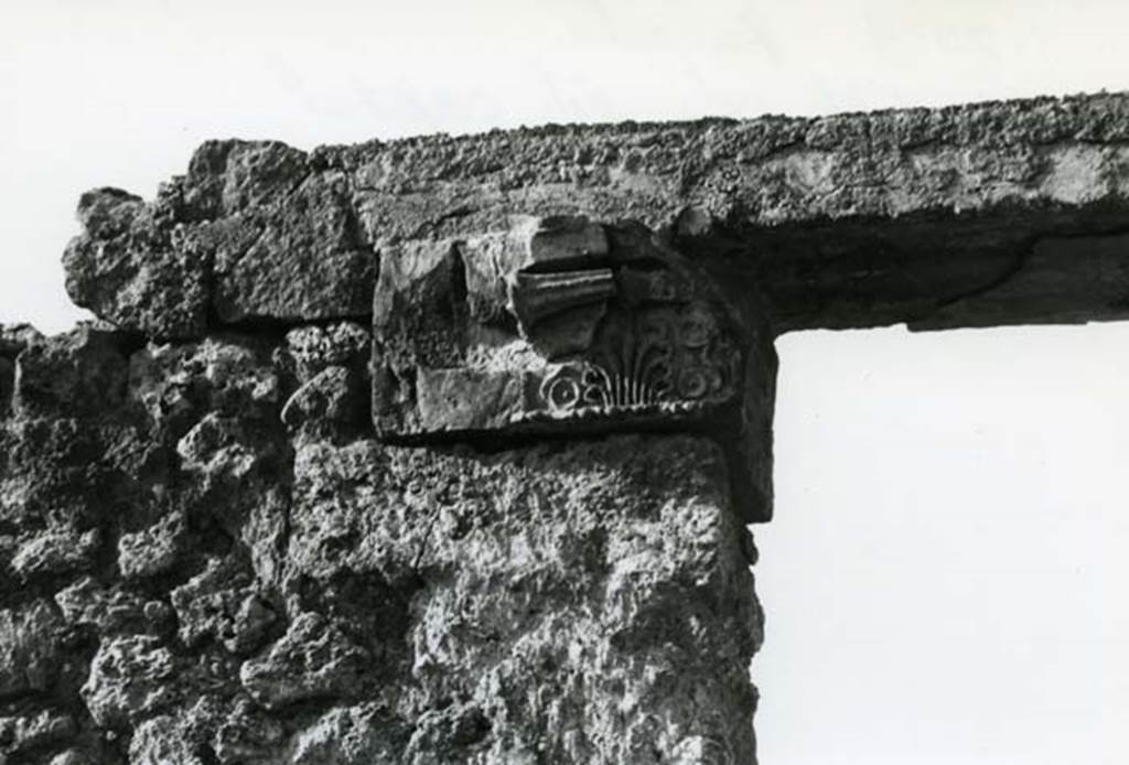 I.20.4 Pompeii. 1975. Shop House, façade entrance, left S pilaster capital.  Photo courtesy of Anne Laidlaw.
American Academy in Rome, Photographic Archive. Laidlaw collection _P_75_7_22.