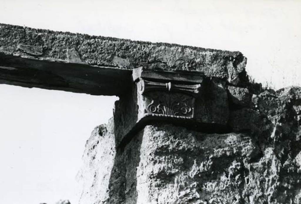 I.20.4 Pompeii. 1975. Shop House, façade entrance, right N pilaster capital.  Photo courtesy of Anne Laidlaw.
American Academy in Rome, Photographic Archive. Laidlaw collection _P_75_7_20.