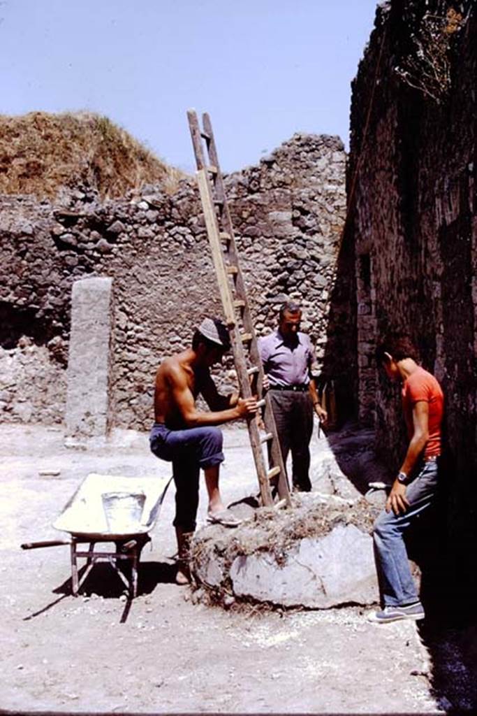 I.20.5 Pompeii. 1972. Cistern found in north-east corner.  Photo by Stanley A. Jashemski. 
Source: The Wilhelmina and Stanley A. Jashemski archive in the University of Maryland Library, Special Collections (See collection page) and made available under the Creative Commons Attribution-Non Commercial License v.4. See Licence and use details. J72f0162