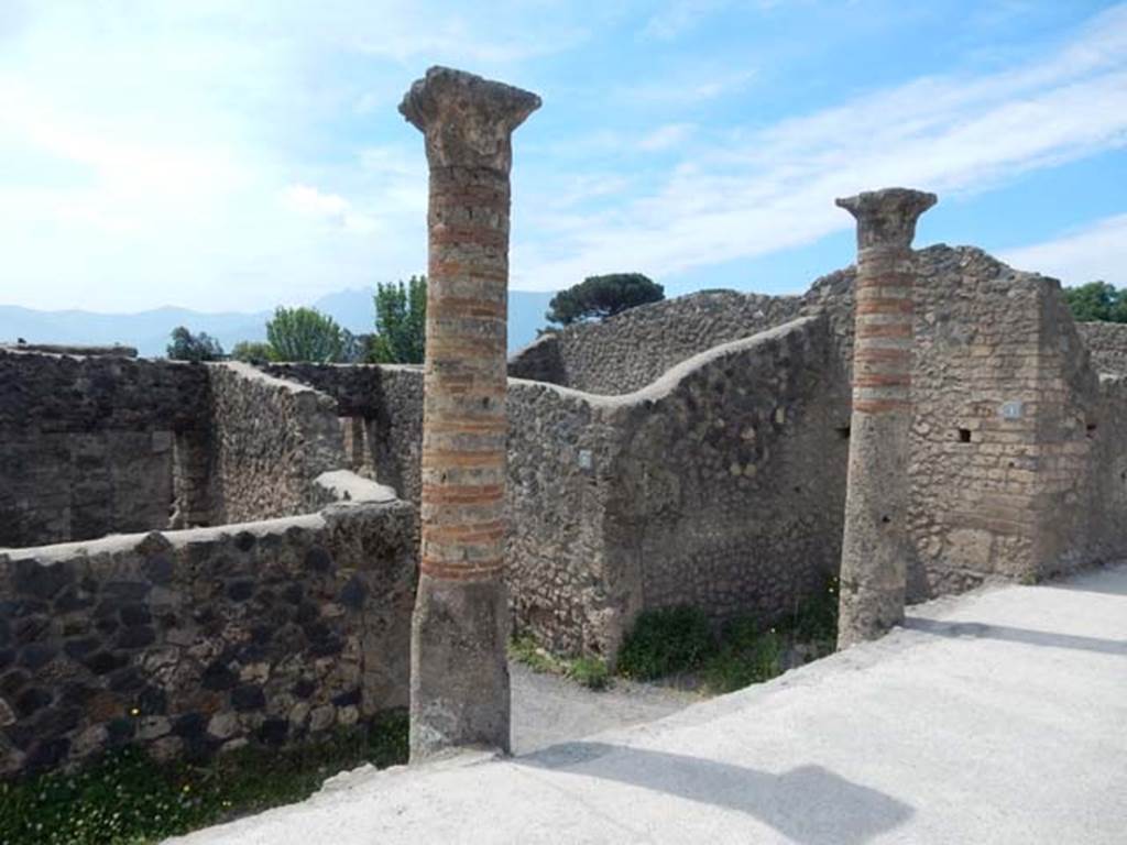 I.21.1 Pompeii. May 2017. Columns and steps, looking south-west on Via della Palestra. Photo courtesy of Buzz Ferebee.