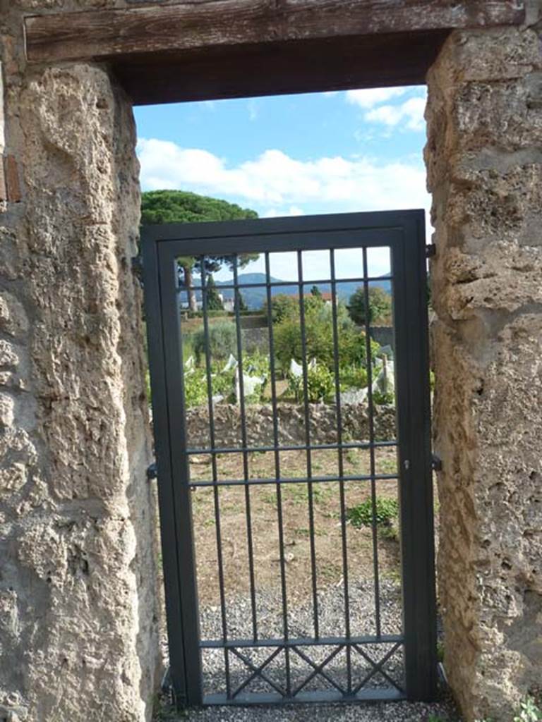 I.21.2 Pompeii. September 2015. Doorway to south, triclinium and garden area.