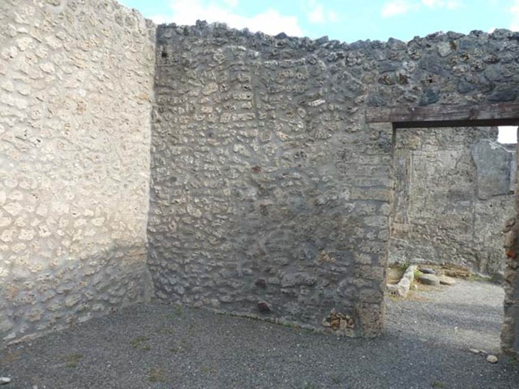 I.21.2 Pompeii. September 2015. Looking towards south-east corner wall, and south wall.