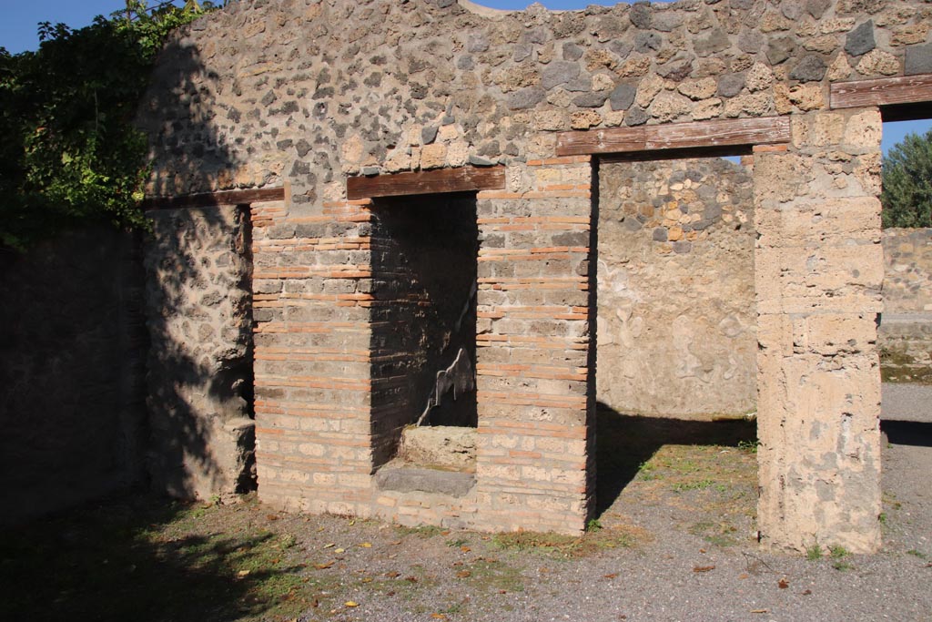 I.21.2 Pompeii. October 2022. Looking towards doorway to room on west side of entrance corridor. Photo courtesy of Klaus Heese.
