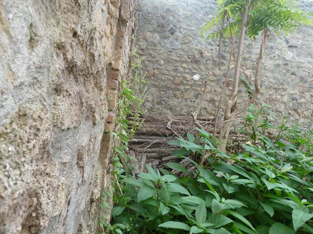 I.21.2 Pompeii. September 2015. Looking west through blocked doorway, south-west corner.