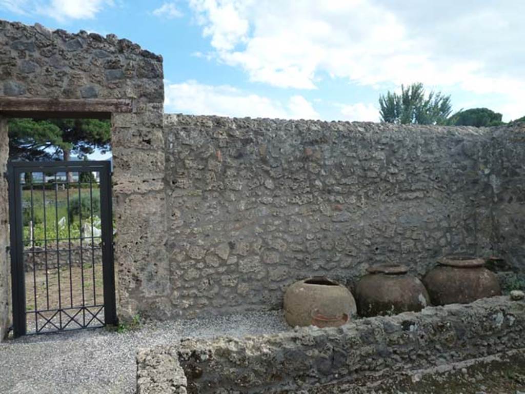 I.21.2 Pompeii. September 2015. South wall, and doorway to triclinium.