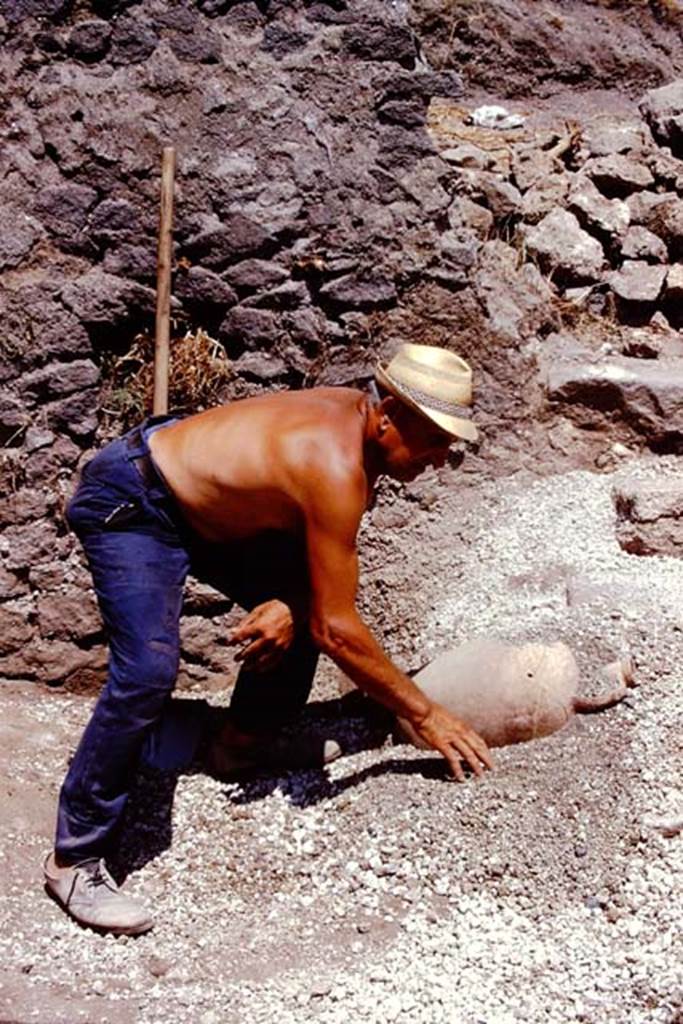 I.21.3 Pompeii. 1974. Pot in lapilli, near steps. Photo by Stanley A. Jashemski.   
Source: The Wilhelmina and Stanley A. Jashemski archive in the University of Maryland Library, Special Collections (See collection page) and made available under the Creative Commons Attribution-Non Commercial License v.4. See Licence and use details. J74f0272