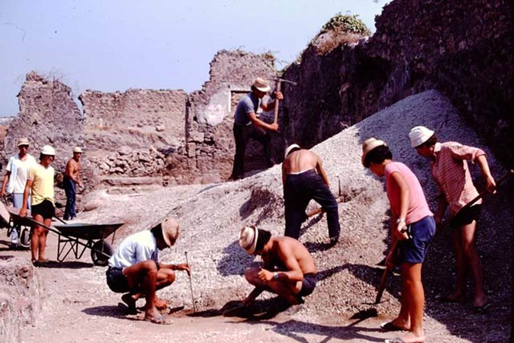 I.21.3 Pompeii. 1974. Looking north along east side.  Photo by Stanley A. Jashemski.   
Source: The Wilhelmina and Stanley A. Jashemski archive in the University of Maryland Library, Special Collections (See collection page) and made available under the Creative Commons Attribution-Non Commercial License v.4. See Licence and use details. J74f0256