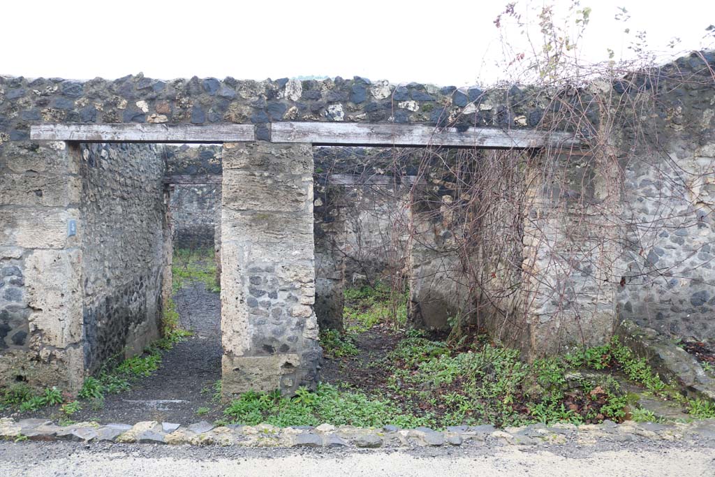 I.21.5 on left, and I.21.4, on right. December 2018. 
Looking south to entrance doorways on Via della Palestra. Photo courtesy of Aude Durand.