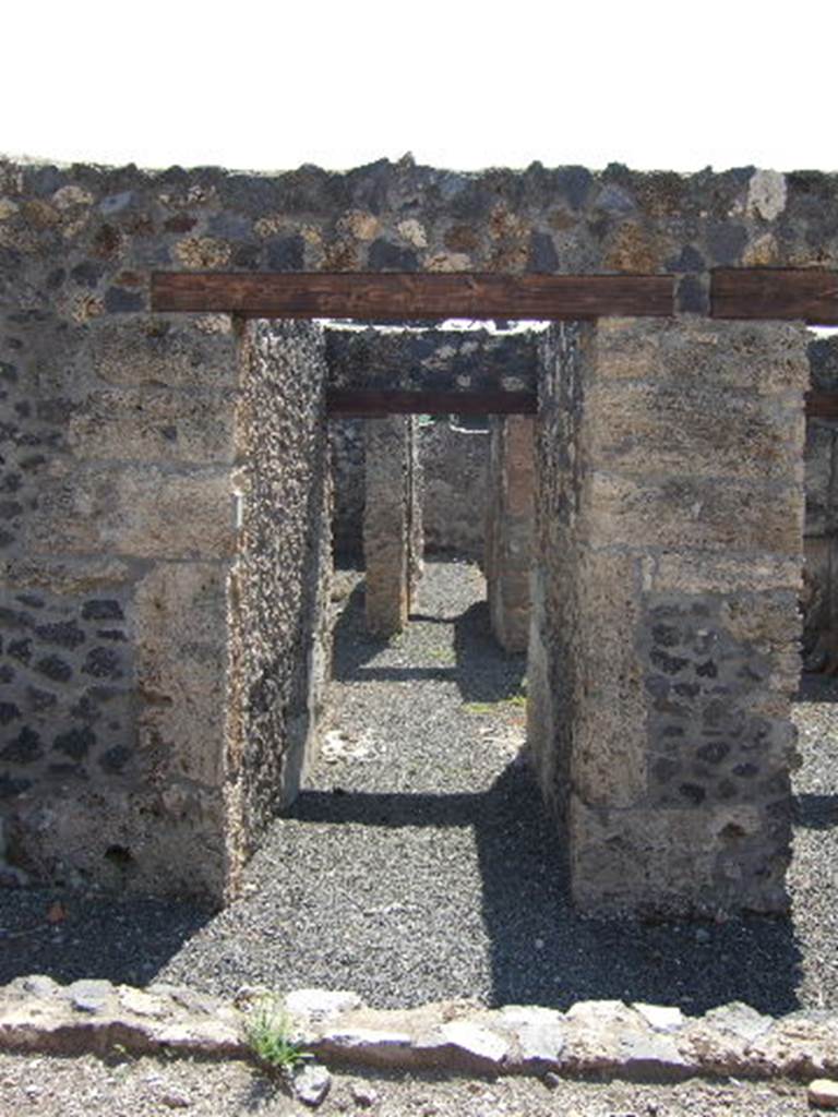 I.21.5 Pompeii. September 2005. Looking south through entrance doorway.