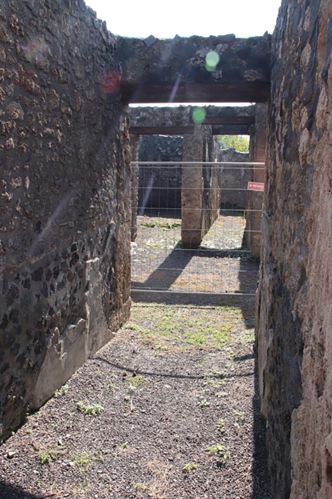 I.21.5 Pompeii. October 2022. Looking south along entrance corridor. Photo courtesy of Klaus Heese.