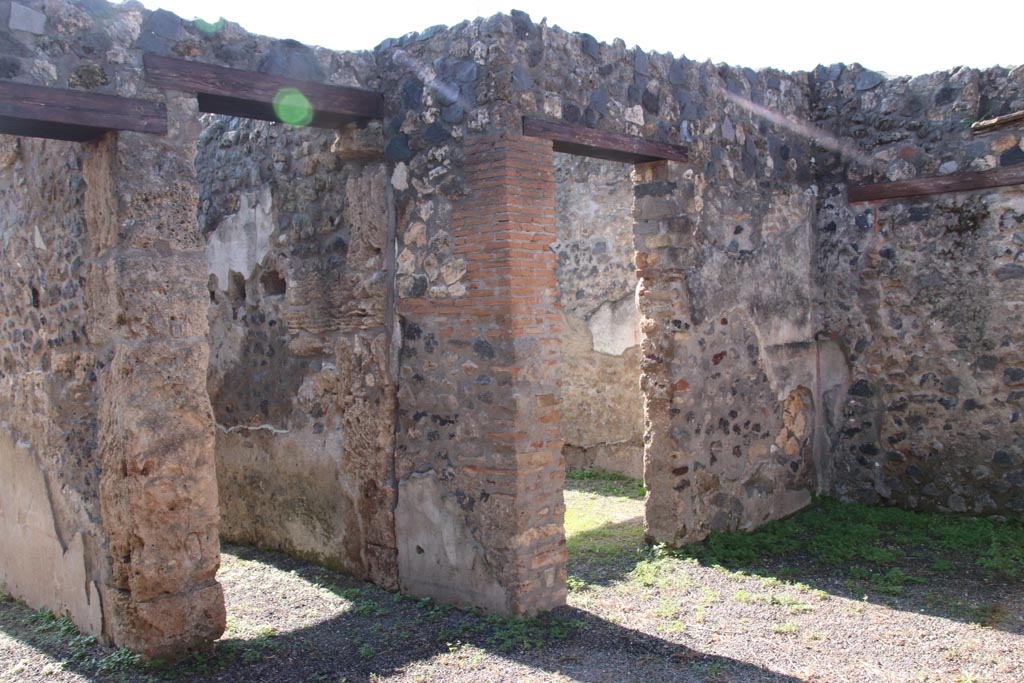 I.21.5 Pompeii. October 2022.
Looking south-west across atrium, from doorway to storeroom, on left, to garden, in centre, and into tablinum, centre right.
Photo courtesy of Klaus Heese.