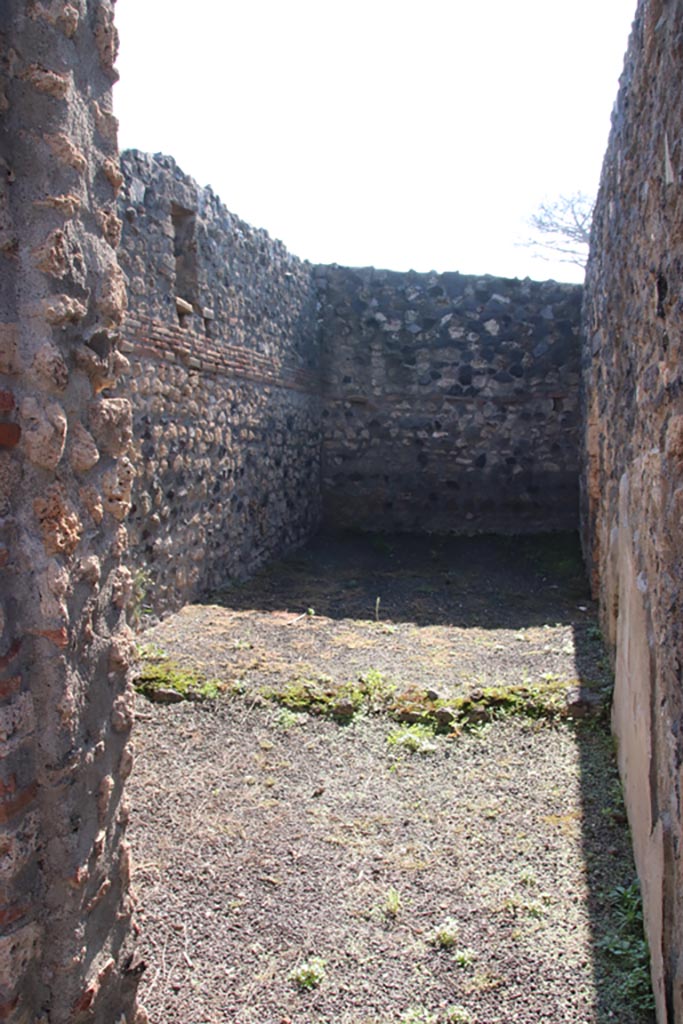 I.21.5 Pompeii. October 2022. 
Doorway to rear room on south side of atrium. Storeroom? Photo courtesy of Klaus Heese.