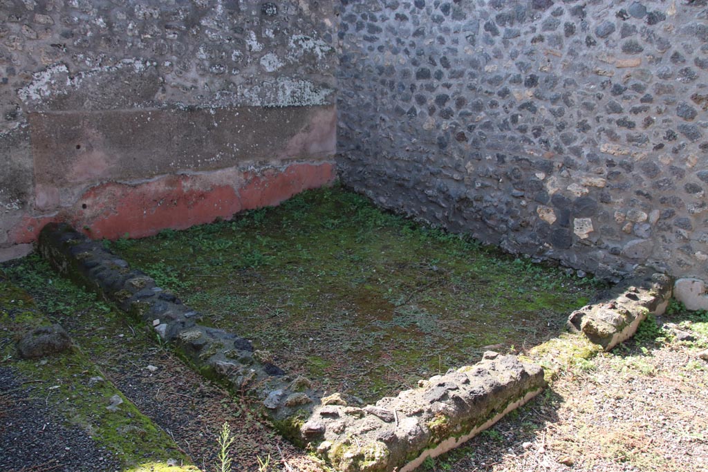 I.21.5 Pompeii. October 2022. Looking towards south-west corner of garden area. Photo courtesy of Klaus Heese.