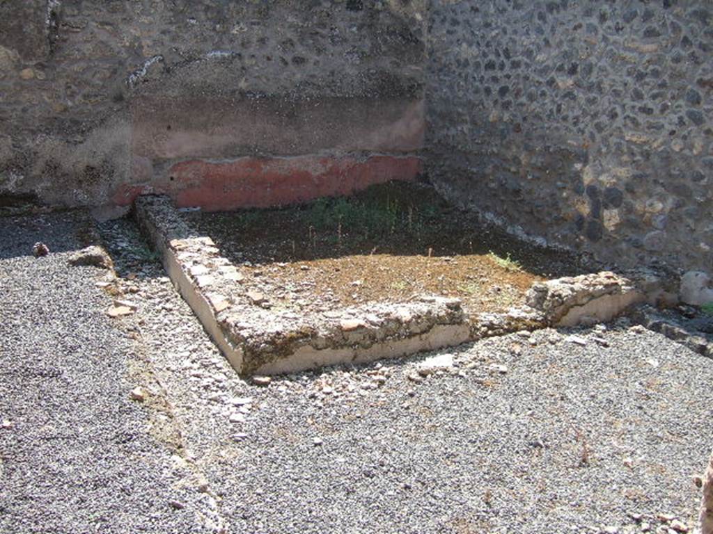 I.21.5 Pompeii. September 2005. Looking towards south wall, south-west corner and west wall of garden area.
On the left side of the photo is the “block” in the photo below.
