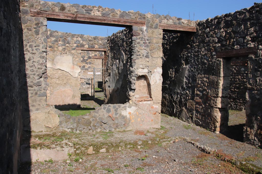 I.21.5 Pompeii. October 2022. Looking towards north side of garden area with window into tablinum and niche.
On the right is the doorway into the rear room from the atrium, perhaps a storeroom. Photo courtesy of Klaus Heese.