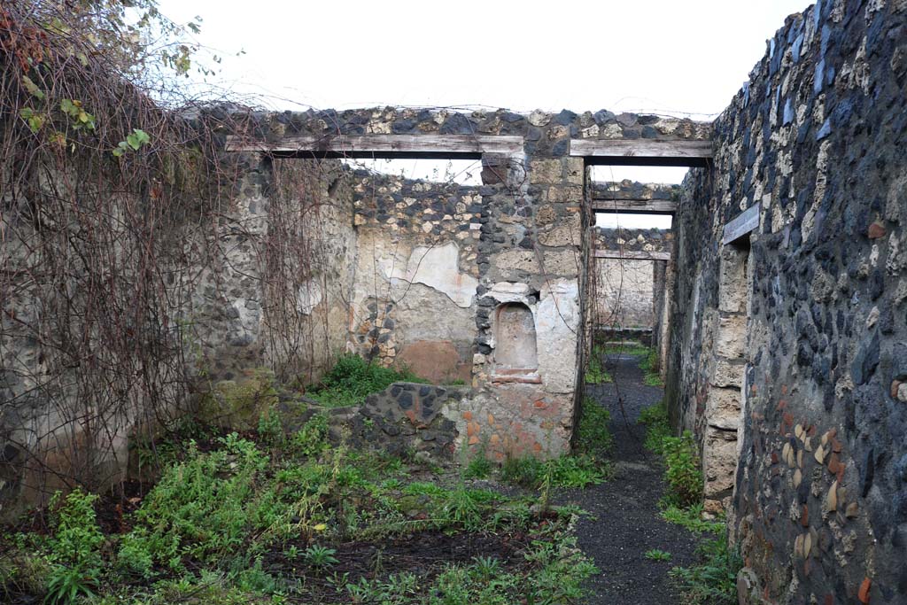 I.21.5 Pompeii. December 2018. 
Looking north from garden area, towards windowed wall of tablinum with niche, and corridor to atrium. Photo courtesy of Aude Durand.