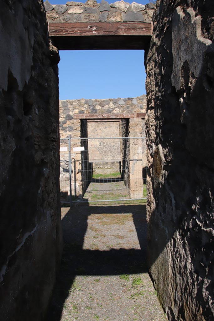 I.21.5 Pompeii. October 2022.
Corridor to atrium from north side of garden area. Photo courtesy of Klaus Heese.