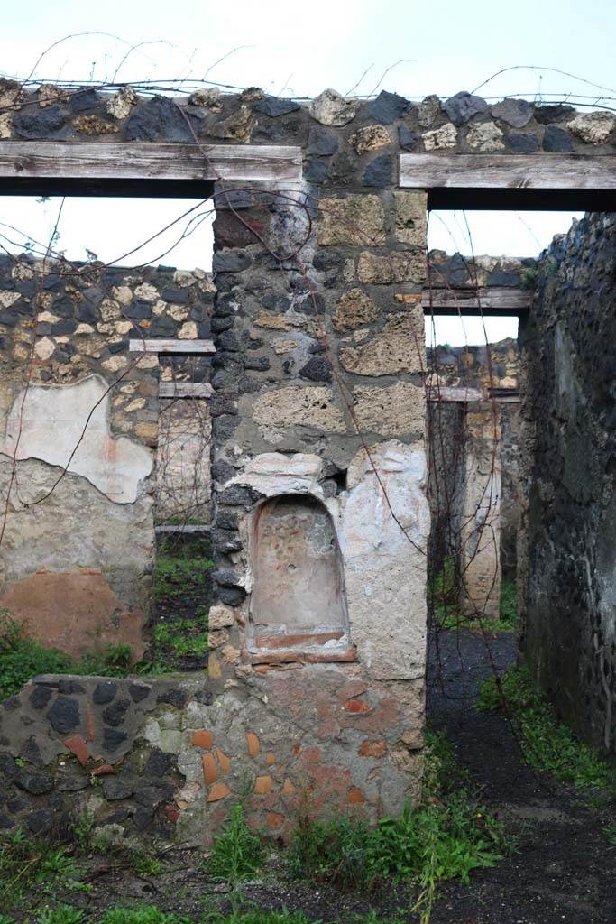 I.21.5 Pompeii. December 2018. 
North wall of garden area with niche decorated with painted flowers. Photo courtesy of Aude Durand.