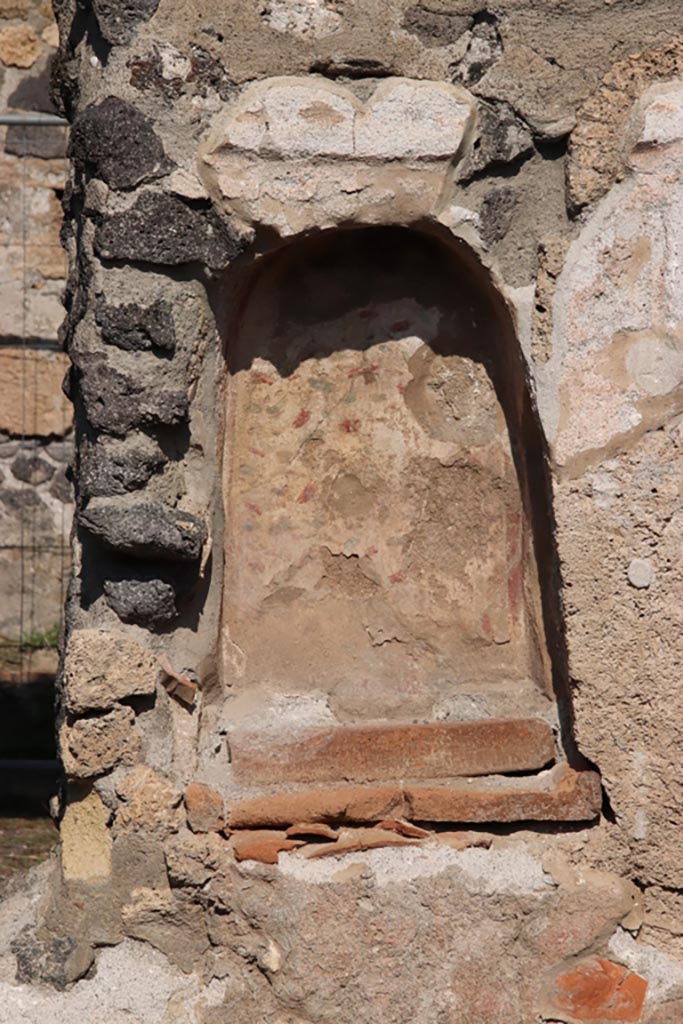 I.21.5 Pompeii. October 2022.  
Niche decorated with painted flowers, in north wall of garden area. Photo courtesy of Klaus Heese.