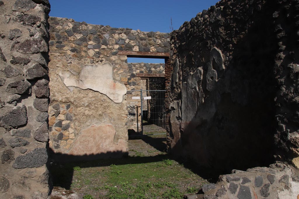 I.21.5 Pompeii. October 2022. 
Looking north through window into tablinum towards north wall with doorway to atrium. Photo courtesy of Klaus Heese.
