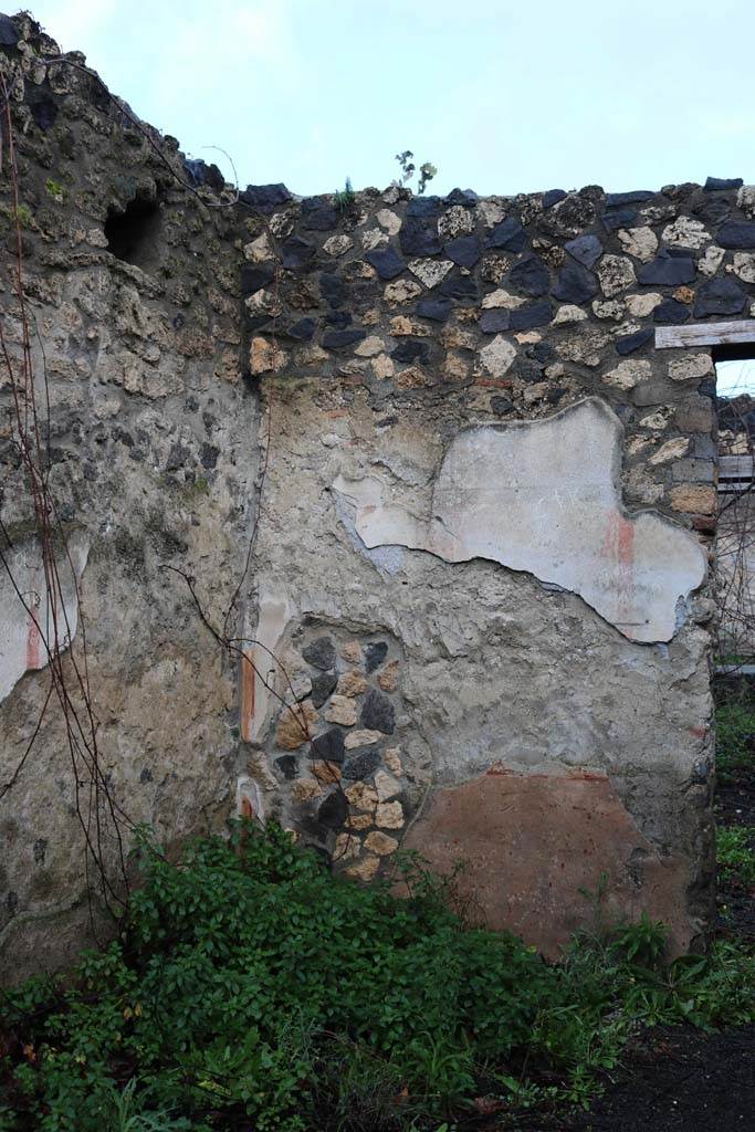 I.21.5 Pompeii. December 2018. 
North wall of tablinum in north-west corner, with remains of painted plaster. Photo courtesy of Aude Durand.