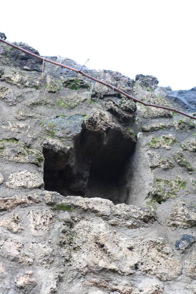 I.21.5 Pompeii. December 2018. 
Upper west wall of tablinum, detail of potential niche. Photo courtesy of Aude Durand.