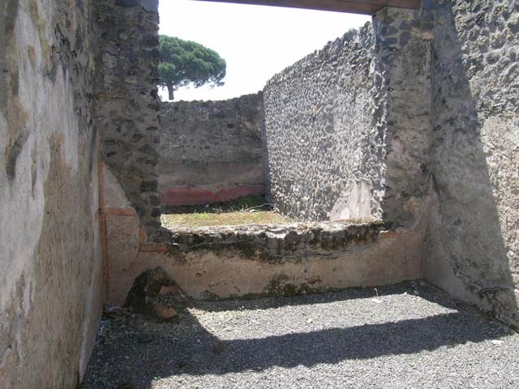 I.21.5 Pompeii. June 2005. South wall of tablinum with window overlooking garden area. Photo courtesy of Nicolas Monteix.