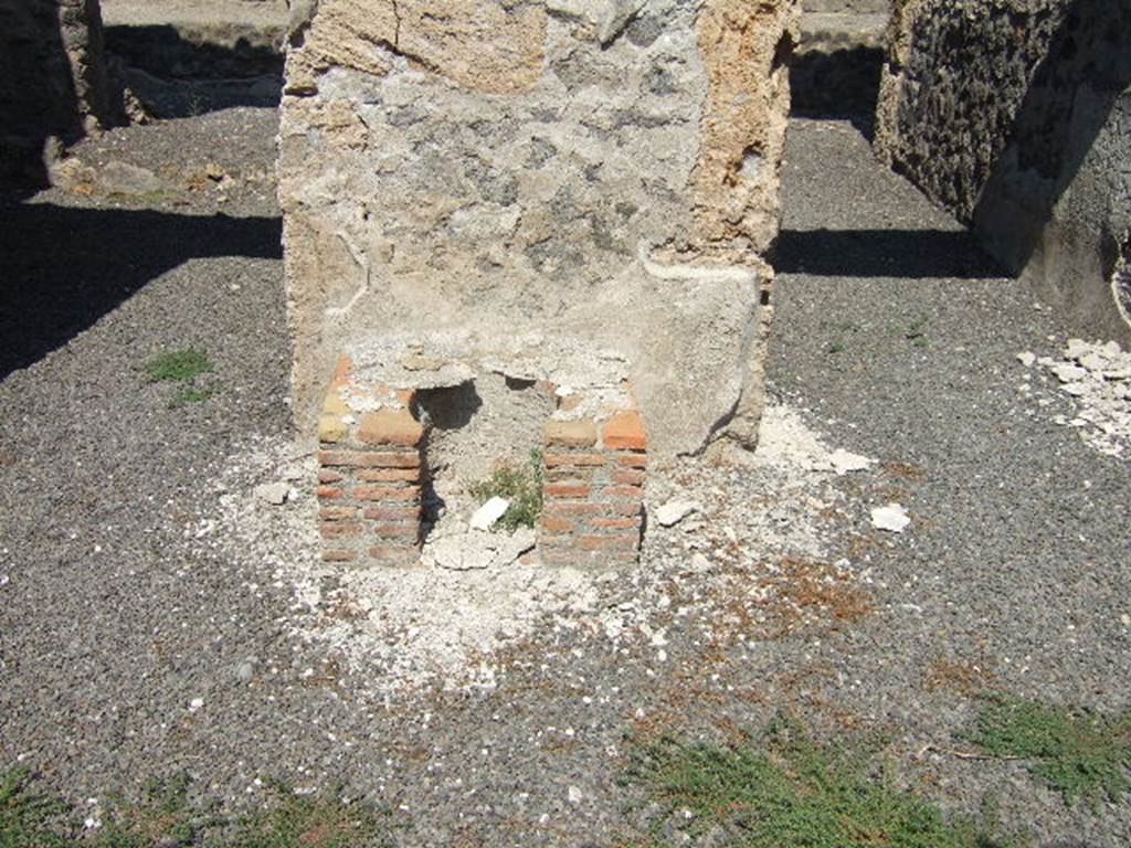 I.21.5 Pompeii. September 2005. Feature between doorways on north side of atrium. Looking north.