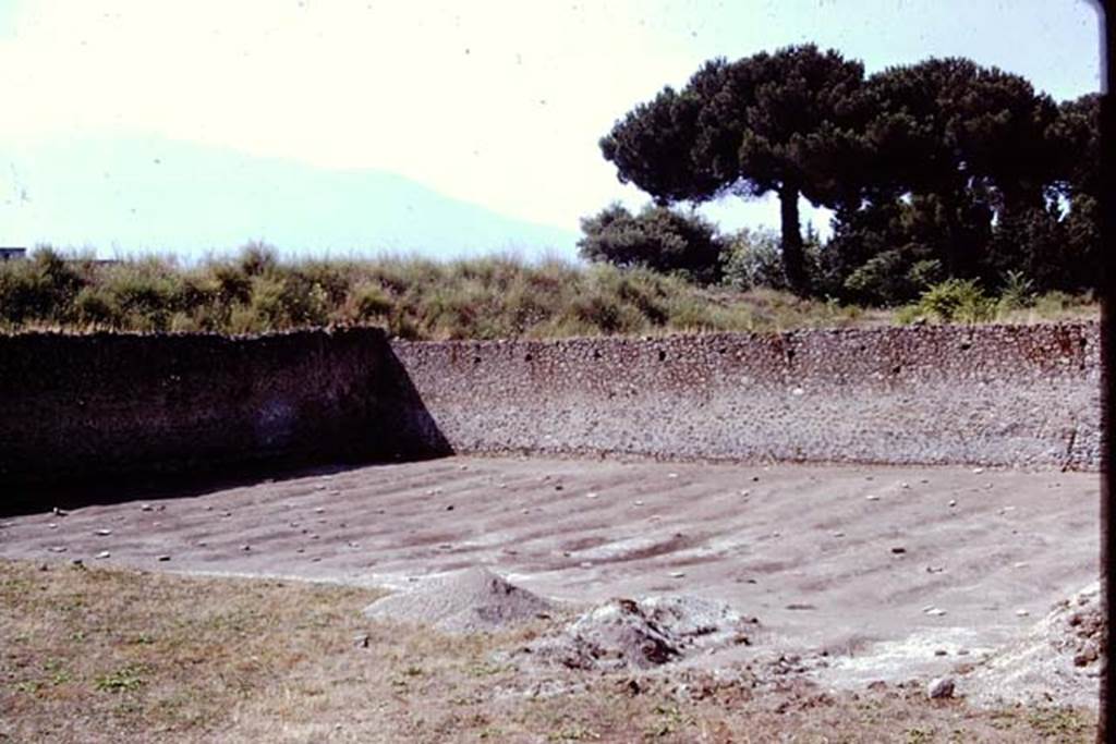 I.21.6 Pompeii, 1973. South-west corner. Photo by Stanley A. Jashemski. 
Source: The Wilhelmina and Stanley A. Jashemski archive in the University of Maryland Library, Special Collections (See collection page) and made available under the Creative Commons Attribution-Non Commercial License v.4. See Licence and use details. J73f0659