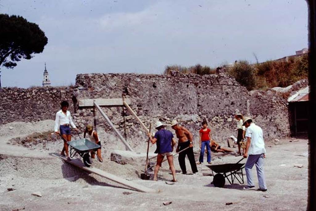 I.21.6 Pompeii. 1974. Working in the south-east corner. Photo by Stanley A. Jashemski.   
Source: The Wilhelmina and Stanley A. Jashemski archive in the University of Maryland Library, Special Collections (See collection page) and made available under the Creative Commons Attribution-Non Commercial License v.4. See Licence and use details. J74f0346