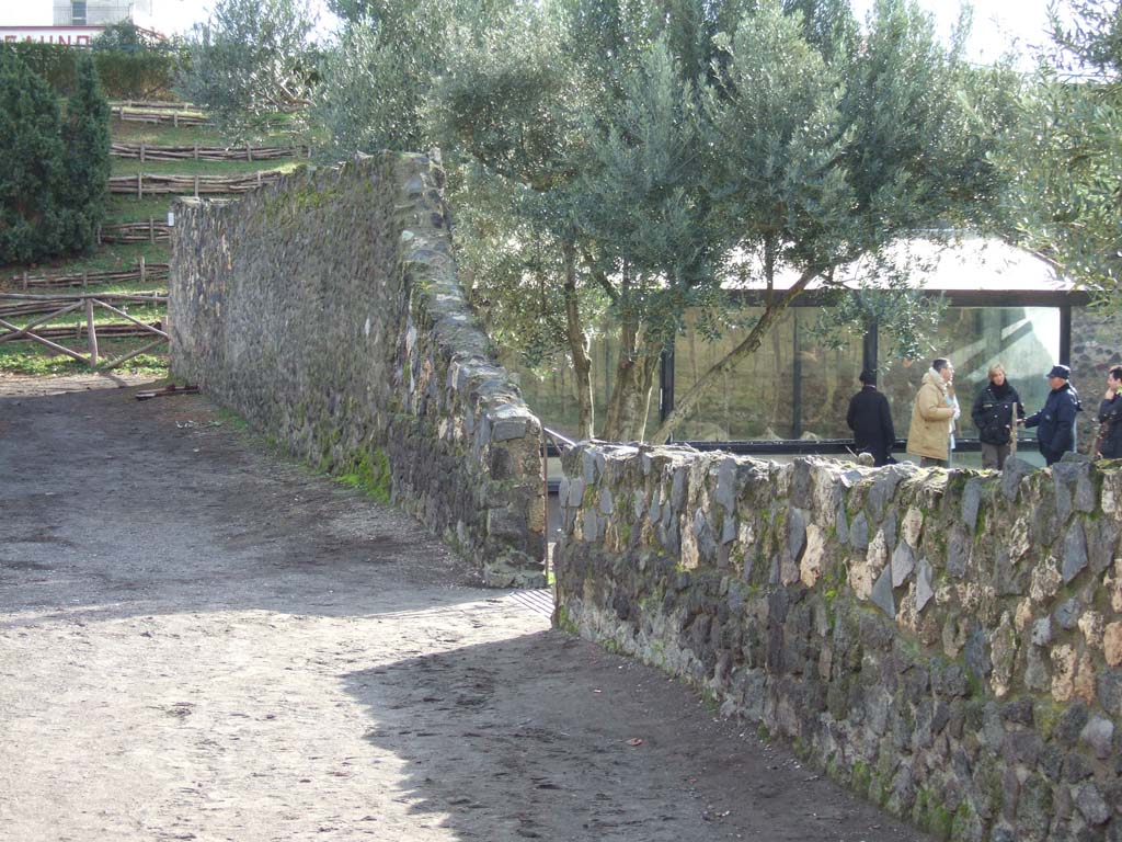 I.21.6 Pompeii. December 2005. Entrance, looking south-west on Vicolo dei Fuggiaschi.