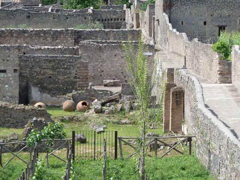 I.22.2 and I.22.3 Pompeii. May 2010. North-east corner of insula, and east side of garden.