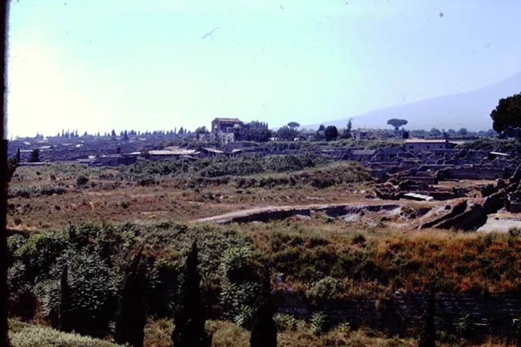 I.22 Pompeii. 1974. Looking north-west towards I.22, partly excavated, and I.23, unexcavated. Photo by Stanley A. Jashemski.   
Source: The Wilhelmina and Stanley A. Jashemski archive in the University of Maryland Library, Special Collections (See collection page) and made available under the Creative Commons Attribution-Non Commercial License v.4. See Licence and use details. J74f0210