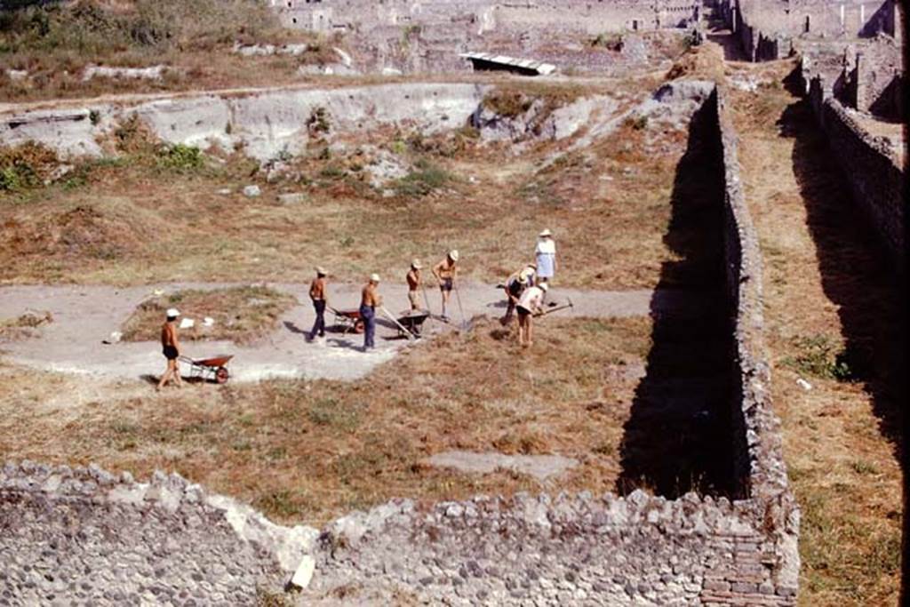 I.22 Pompeii. 1974. Looking north along east side and with Vicolo della Nave Europa, on right. Photo by Stanley A. Jashemski.   
Source: The Wilhelmina and Stanley A. Jashemski archive in the University of Maryland Library, Special Collections (See collection page) and made available under the Creative Commons Attribution-Non Commercial License v.4. See Licence and use details. J74f0261