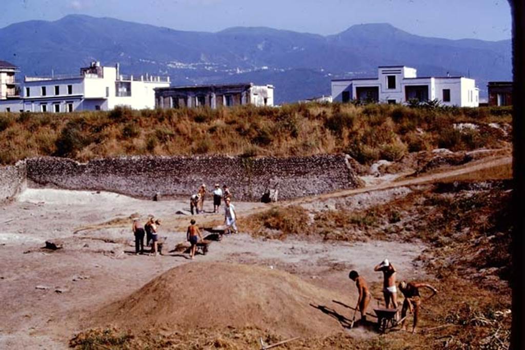 I.22 Pompeii. 1974. Looking south. Photo by Stanley A. Jashemski.   
Source: The Wilhelmina and Stanley A. Jashemski archive in the University of Maryland Library, Special Collections (See collection page) and made available under the Creative Commons Attribution-Non Commercial License v.4. See Licence and use details. J74f0282