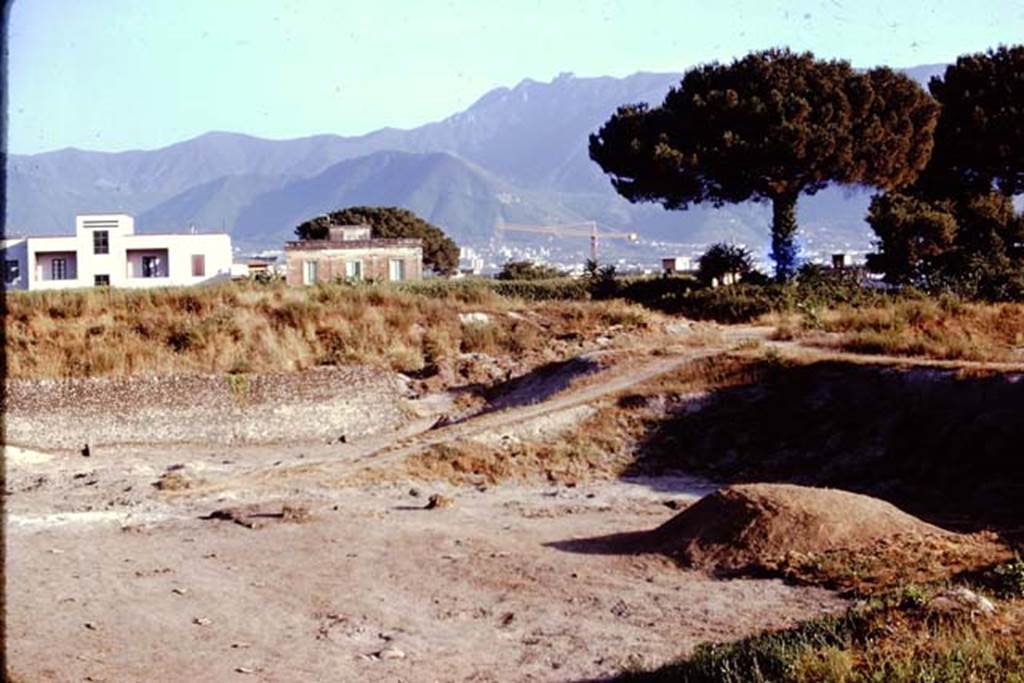 I.22 Pompeii. 1974. Looking towards south-west side, and access ramp. Photo by Stanley A. Jashemski.   
Source: The Wilhelmina and Stanley A. Jashemski archive in the University of Maryland Library, Special Collections (See collection page) and made available under the Creative Commons Attribution-Non Commercial License v.4. See Licence and use details. J74f0307